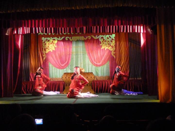 At night we went to a show of traditional dancing.